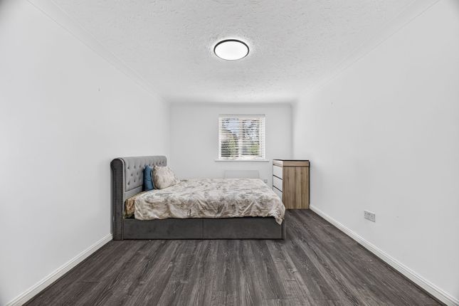 Flat 1, Cobham Gate Freelands Road, Cobham photo 4