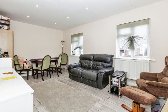 Maisonette for sale in Thirlmere Avenue, Burnham, Slough