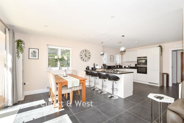 36, Wychwood Place, Crawley Down photo 4
