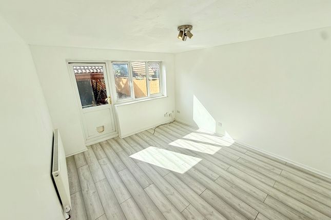5, Gadwall Way, Thamesmead photo 2