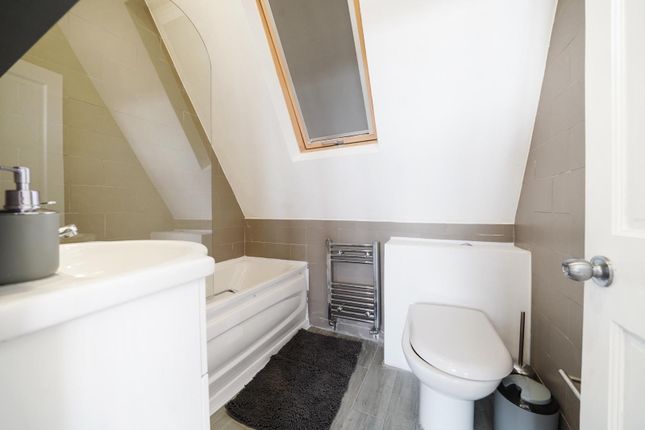 Terraced house to rent in Granby Street, Shoreditch