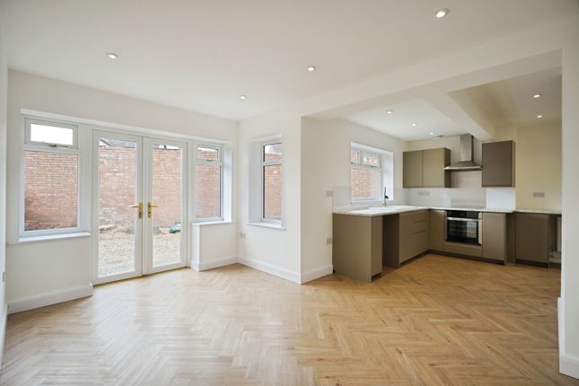 43, West Walk, Leicestershire photo 3
