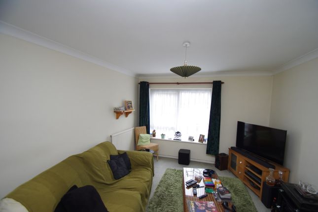 Flat to rent in Grandfield Avenue, Watford