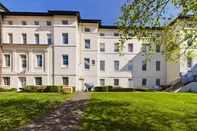 Flat for sale in The Crescent, Gloucester, Gloucestershire