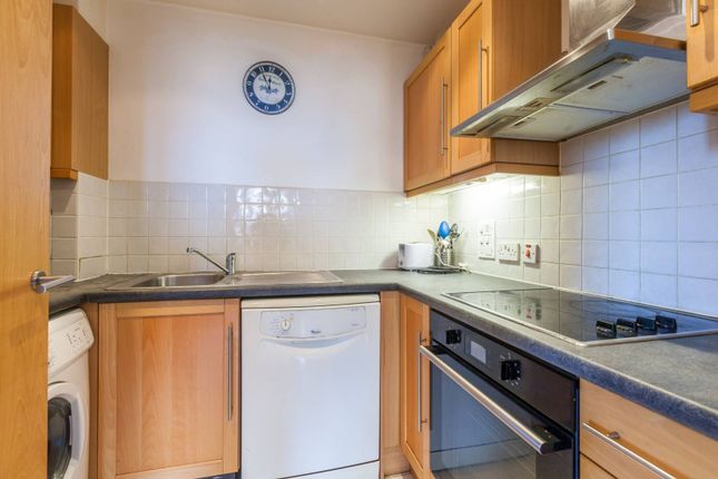 515 Courtenay House, New Park Road, Brixton photo 3