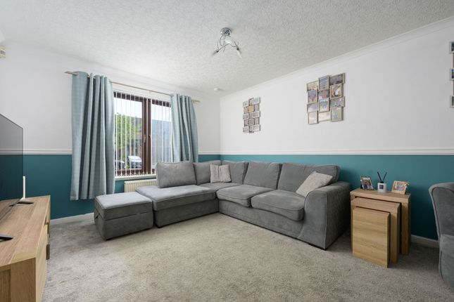 10, Sinclair Place, New Carron, Falkirk photo 2