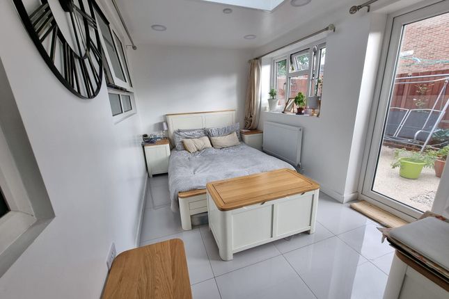 49 Lockerbie Avenue, Leicester photo 5