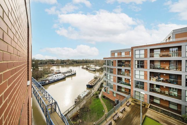 1-bed flat on Flat 55, Lighterage Court, High Street, Brentford, £285,000