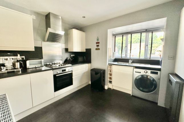 29, Spooner Drive, Sheffield photo 3