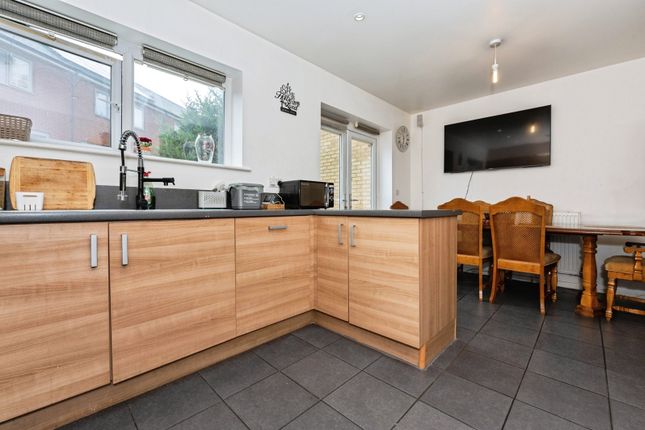 19, Hindmarsh Crescent, Gravesend photo 4