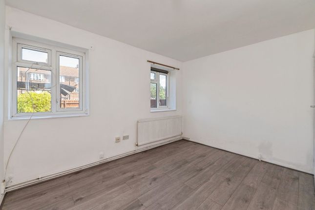23, Avon Green, South Ockendon photo 2