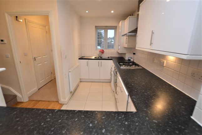 32, Maple Lodge Close, Maple Cross photo 2