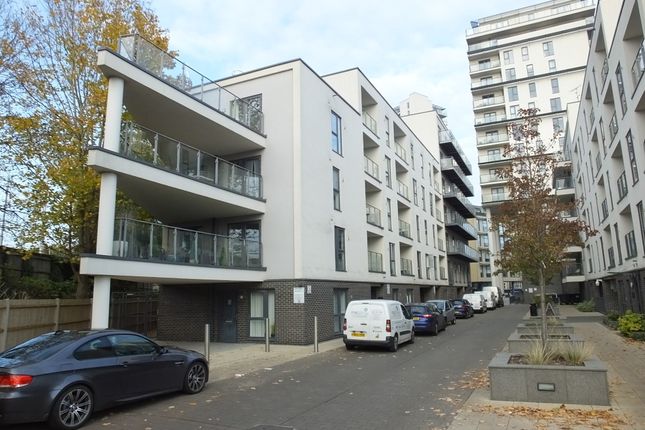 Thumbnail Flat to rent in Guildford Road, Woking