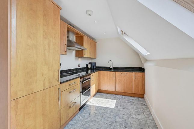 Flat 17, Shaw House, Elizabeth Drive, Banstead photo 4