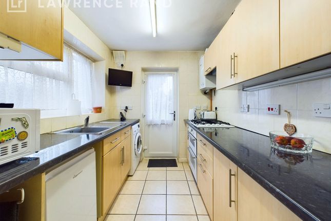 216 Woodlands Avenue, Ruislip photo 3