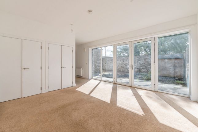 6, Queen Elizabeth Place, Essex photo 2