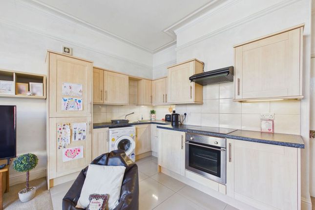 Flat 2, 24 Crescent Avenue, Whitby photo 4