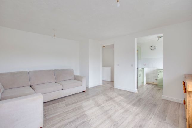 Flat to rent in Orchard End Avenue, Amersham