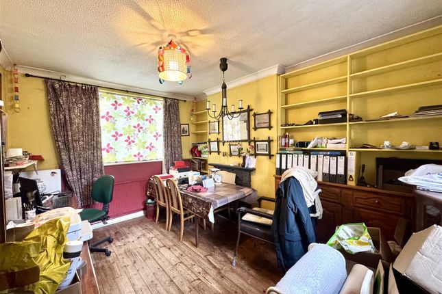 5, Lawrence Crescent, Caldicot photo 4