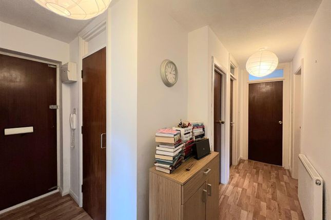 9, Elliott Close, Wembley photo 2