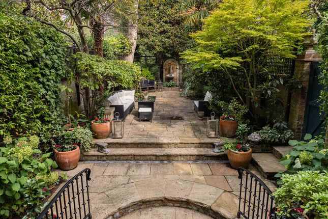 Town house for sale in Cheyne Gardens, London