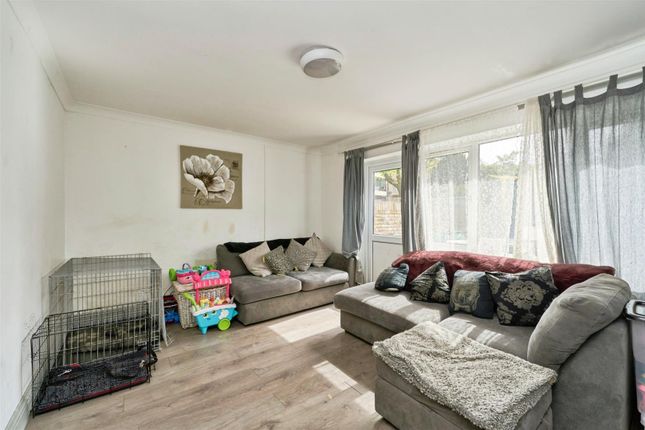 162, Stourton Avenue, Feltham photo 2