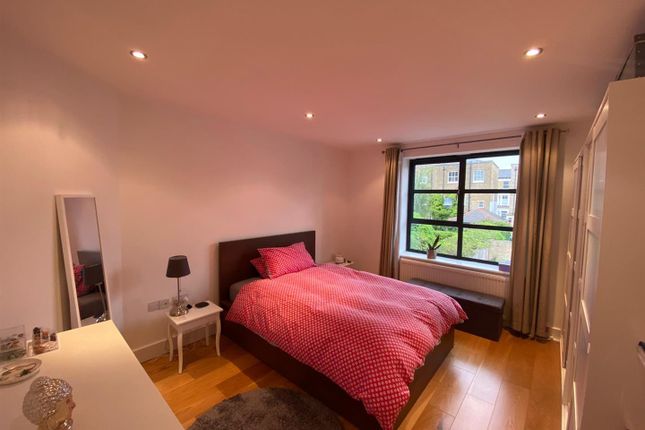 Flat 4, 13, Argyll Close, London photo 2