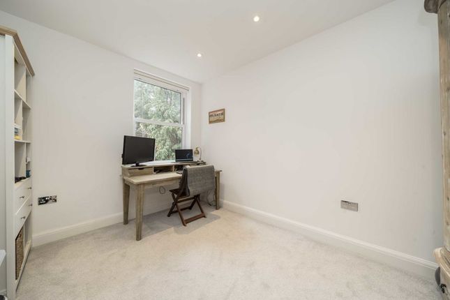 Flat for sale in Eaton Rise, London