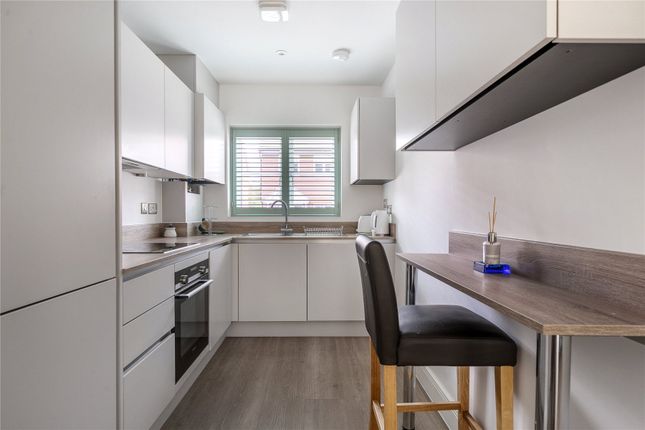 5, Hawthorn Road, Chertsey photo 3