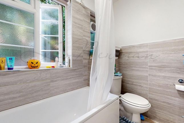 Flat 16 Oakfield Court, Hendon Way, London photo 3