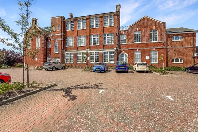2-bed flat on 3, Tabor House, Coggeshall Road, Braintree, £250,000