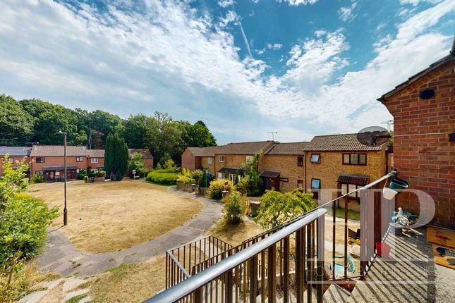 8 Greenways Walk, Crawley photo 4