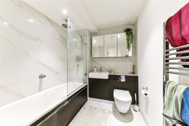 Flat for sale in Cynthia Street, London