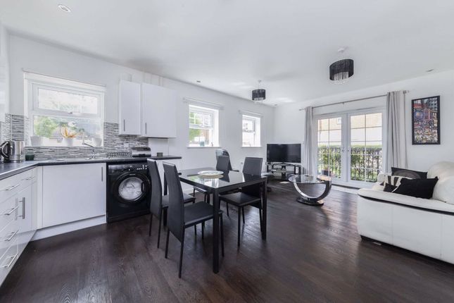 2 bed flat for sale in Coppetts Road, London N10