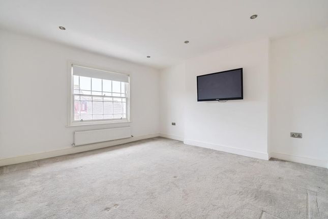 Town house to rent in Germain Street, Chesham