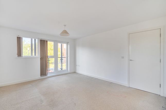 Flat 8 Cedar House, Park View Road, LEATHERHEAD photo 4