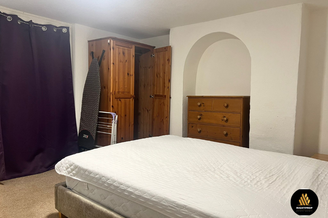 Flat to rent in Howard Street, Reading