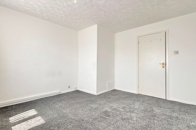 198, Turpin Avenue, Romford photo 5