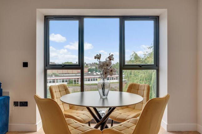 Flat 5, Harlesden Road, London photo 4
