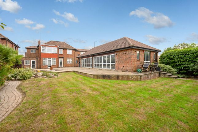 Haslemere Gardens, Church End photo 4