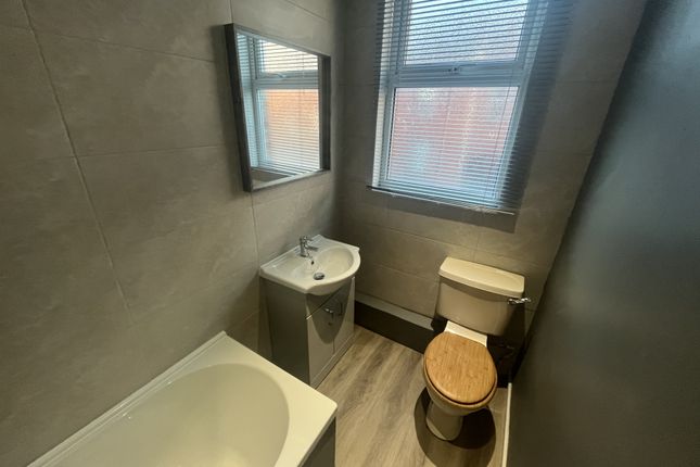 Flat to rent in Flat 2, Providence Avenue, Leeds, West Yorkshire