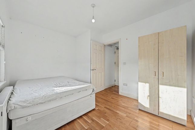 227B, Turners Hill, Cheshunt photo 4