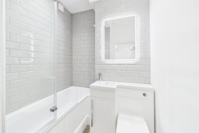 Flat 113, 11, Elmers Drive, Teddington photo 3