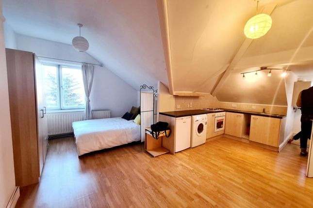 Flat 5 TOP 24, Great North Road, London photo 3