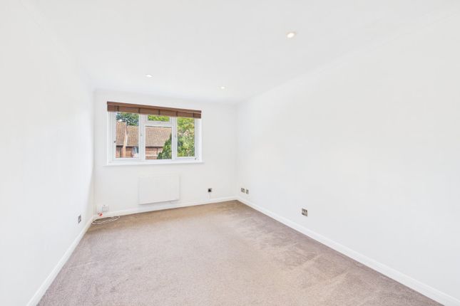 9, Morval Close, Farnborough photo 3
