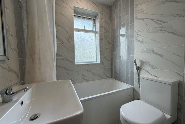 54, Luton photo 3