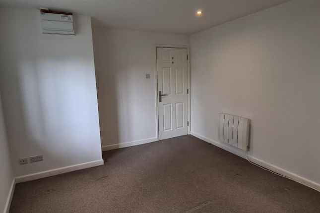 Flat 8, Lantern Court, High Street, Ely photo 4
