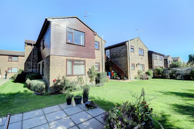 1-bed flat on 11B Oakengrove Court,, Oakengrove Road, Hazlemere, £210,000