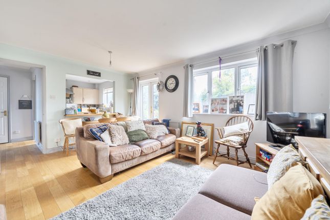 14 Kestrel Close, Winchester photo 2