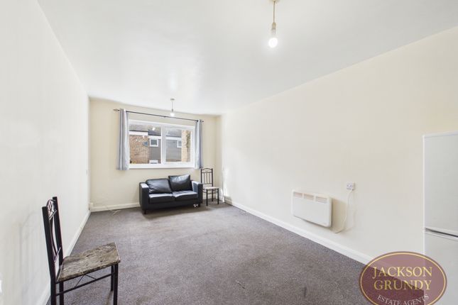 32, Spenfield Court, Northampton photo 2